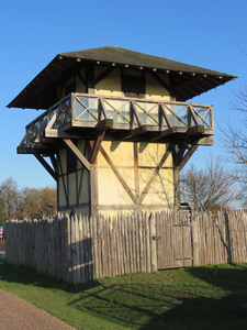 848154 Gezicht op de replica van een Romeinse wachttoren bij de boomgaard voor de ingang van het Castellum Hoge Woerd ...